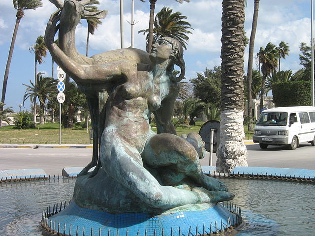File:Фонтан в центре Триполи.jpg