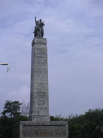 File:Conakry-1970momunent.JPG
