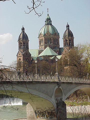 File:St. Lukas M&uuml;nchen mit Kabelsteg.jpg