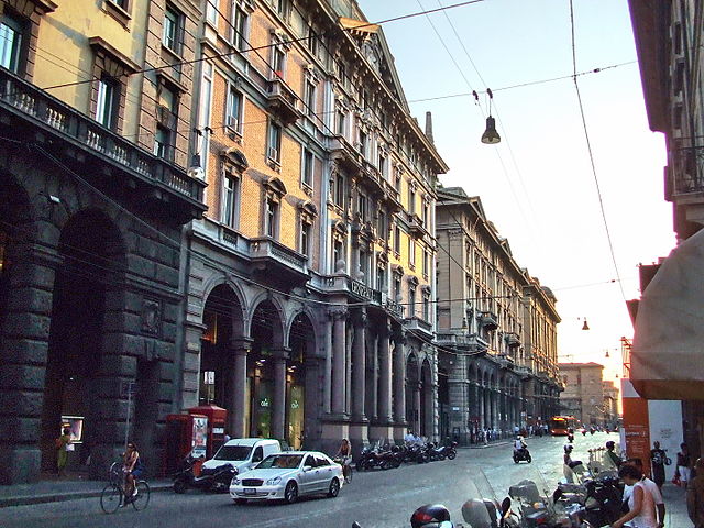 File:Via Rizzoli, Bolonia.jpg
