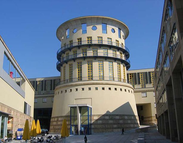 File:Stuttgart HochschuleFuerMusikUndDarstellendeKunst.jpg