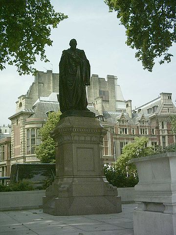 File:Benjamin Disraeli statue.jpg