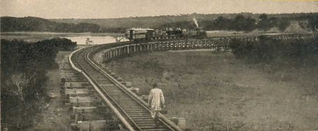 File:Kurve bei Mombasa.jpg