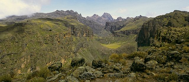 File:Mt kenya gorges valley chogoria route.jpg