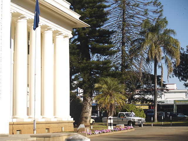 File:Bulawayo City Hall.jpg