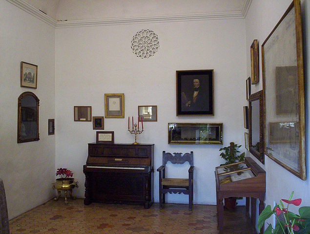 File:PianoOfChopinValldemossaMallorca.JPG