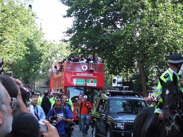 File:English team after ashes 2005 win.jpg
