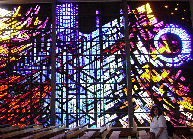 File:Meiningen Glasfenster Katholische Kirche.jpg