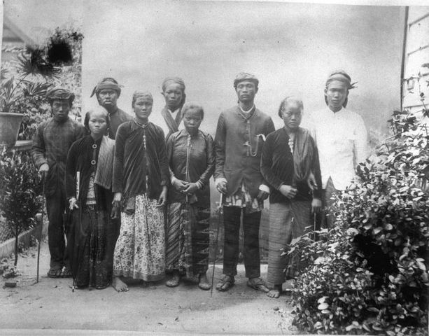 File:COLLECTIE TROPENMUSEUM Suriname immigranten afkomstig uit Nederlands-Indi&euml; de vrouw rechts draagt een peniti tak broche TMnr 60008927.jpg