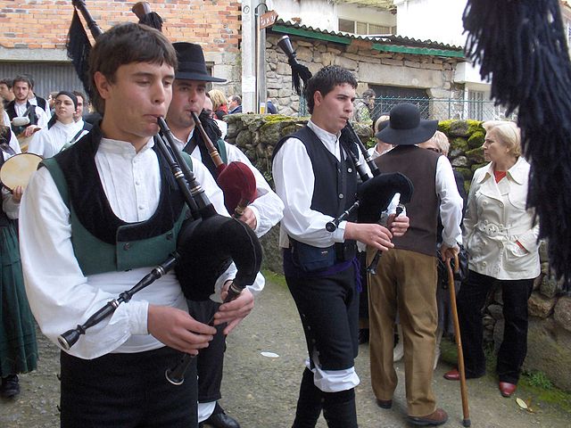 File:Gaiteiros em romaria galega.jpg