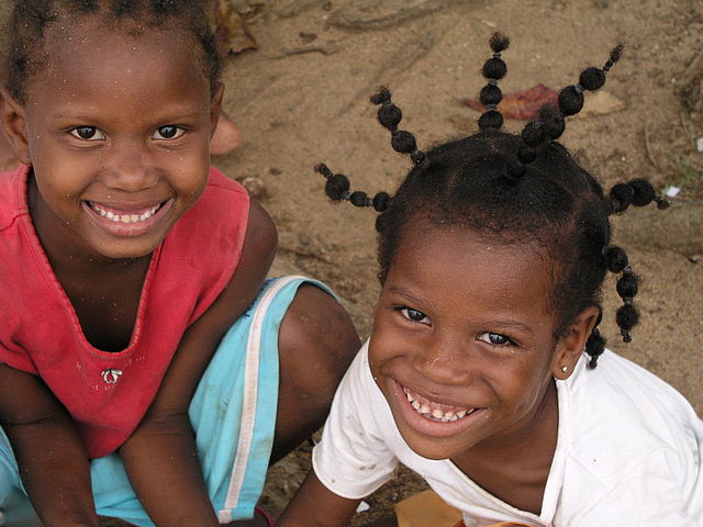 File:Crian&ccedil;as de S&atilde;o Tom&eacute; e Pr&iacute;ncipe.jpg