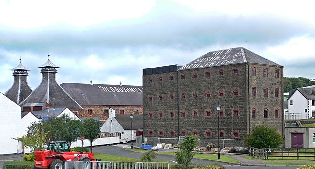 File:Distillerie OldBushmills.jpg